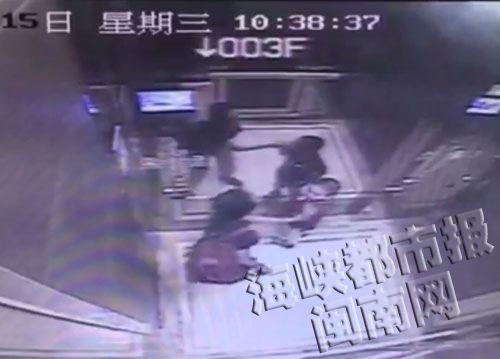 2015年7月15日,福建泉州一豪华酒店监控显示:上午10点多,一名6岁男孩进入电梯,此时,电梯内只有一名40来岁的女子。男孩进入电梯后,背对着这名女子,将手伸到嘴里,结果手臂突然被这名女子用力甩打。男孩转过身跺脚,有点生气,两人似乎有说话,随后男孩又被打后,也还了手。图为电梯监控显示,中年女士先拍打了男孩手臂。