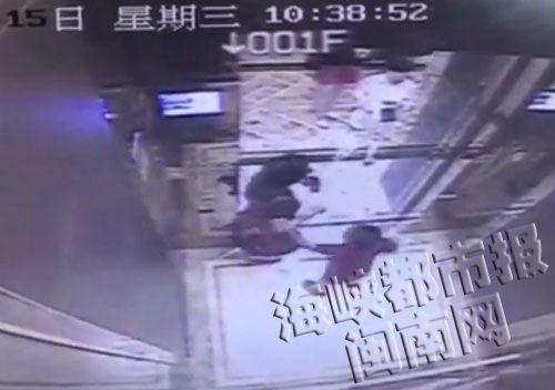男孩的妈妈薛女士说,这名美籍女子下楼后,看见在楼下接男孩的阿姨,便先上前告诉她:“中国小孩乱打人,没素质,在公众场所剔牙。”当时,电梯外站着许多人,男孩阿姨当下也觉得这样不对,当场跟这名女子道歉。可是,当这名女子离开后,小男孩突然说,要把这个阿姨抓起来关到监狱。薛女士随后下楼了解情况后,觉得不对劲,让酒店方调了监控,才发现是这名美籍女子先动手打了自己儿子。想想气不过,薛女士打电话报警,希望对方向孩子道歉。图为在被打了手臂后,男孩还手。