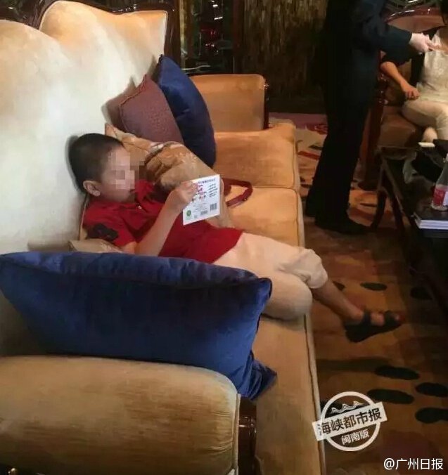 被打的男孩。