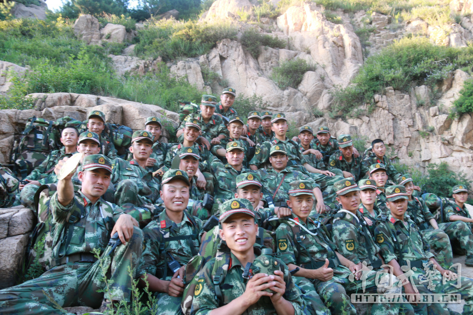 武警官兵手持95式步枪练刺杀(1/17)(组图)