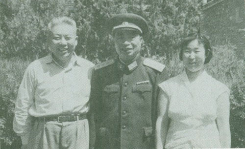资料图:杨至成上将夫妇和潘振武(左)。