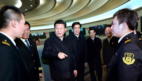 2014年2月25日,中共中央总书记、国家主席、中央军委主席习近平到北京市考察。这是习近平在市轨道交通指挥中心调度指挥大厅向工作人员了解轨道交通运行情况。