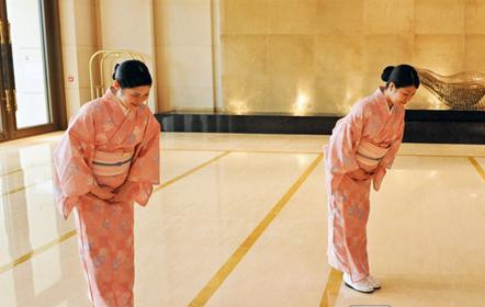 美媒称日本礼仪文化拖累生产率 频繁鞠躬费时