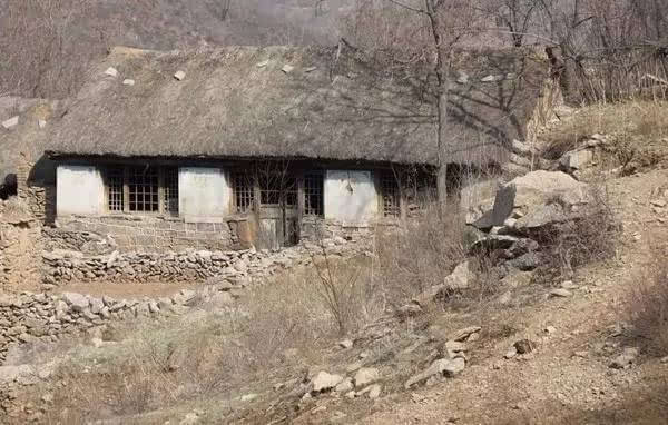 只要能遮风挡雨的,什么都能改成房子住人.