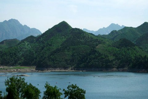 环秀湖风景区位于天津蓟县杨庄截潜旅游区范围内,距长城风景区不足4