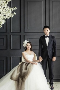 近日,某时尚杂志曝出沈阳籍男星印小天的一组浪漫婚纱照,新娘哈琳娜是