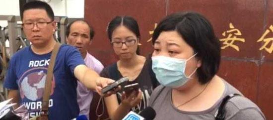16日下午,約有十多名捐◢款人或捐款代理人聚集南awbeginner京小市派出所以柯蕾父母“詐捐”為由報案。 @龍虎網 圖