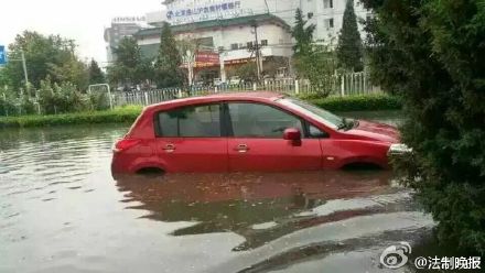 北京气象局连发暴雨黄色预警和雷电蓝色预警。这是入夏以来北京的头场大雨，多路段严重拥堵，门头沟房山是重灾区，已经有车被淹了出门看海请注意安全！(记者 董振杰 张群琛 石爱华 任一陆 郭谦)