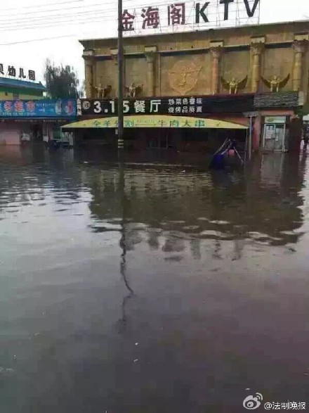 门头沟房山成北京暴雨重灾区 有轿车被淹(图)