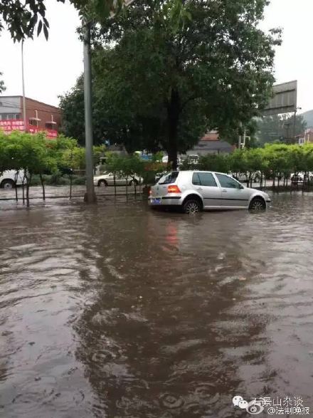 北京气象局连发暴雨黄色预警和雷电蓝色预警。这是入夏以来北京的头场大雨，多路段严重拥堵，门头沟房山是重灾区，已经有车被淹了出门看海请注意安全！(记者 董振杰 张群琛 石爱华 任一陆 郭谦)