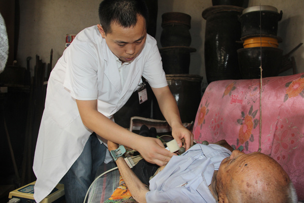 河北省红十字基金会医院院长带队赴老区义诊慰