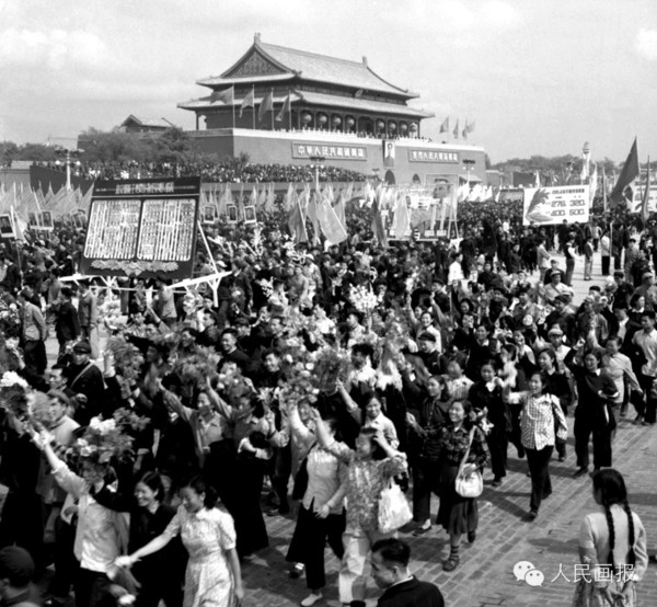 1954年10月1日,为庆祝新中国成立5周年,数十万游行群众欢呼着通过