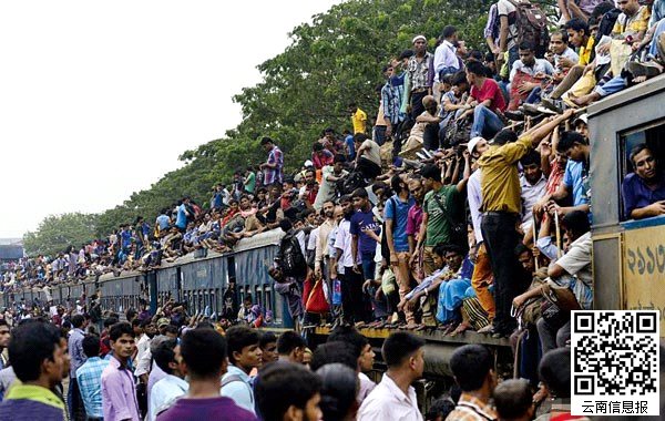 上百万的孟加拉人搭乘拥挤的火车或船只返乡