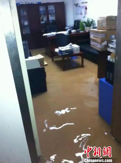 暴雨突袭浙江义乌致机场被淹航班一度被取消