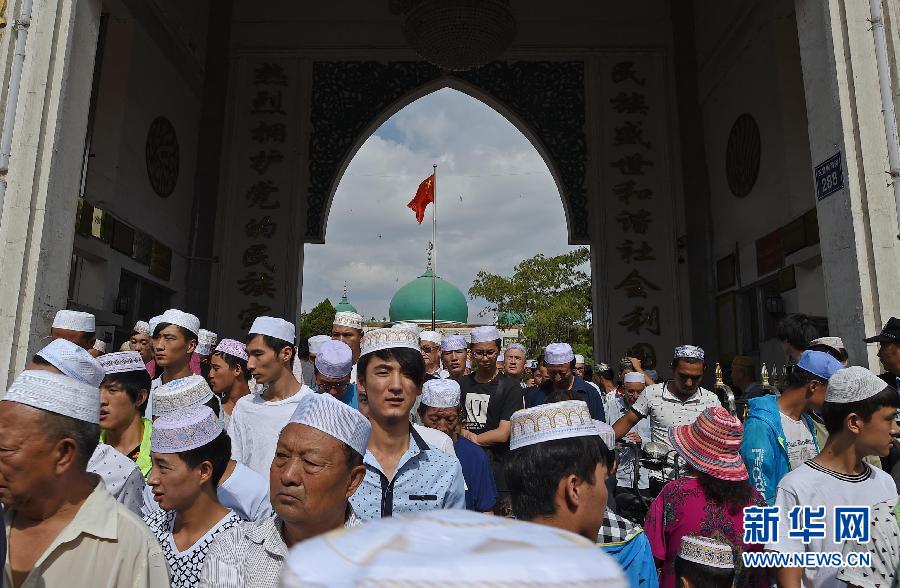 7月18日,穆斯林群众在宁夏银川市南关清真大寺聚礼.