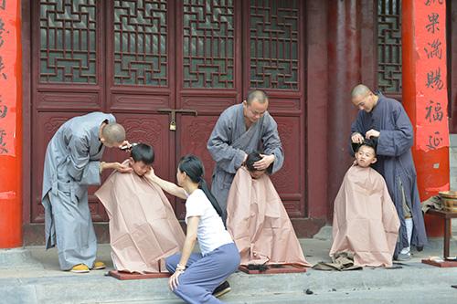 9个00后小孩剃度齐出家 《少林英雄》体验生活