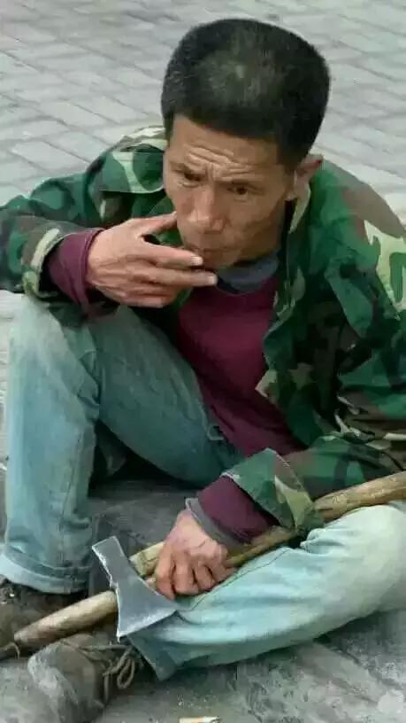 街上过路边的人都吓的远远的,不让别人看他,我看他一眼非要拿斧子砍我