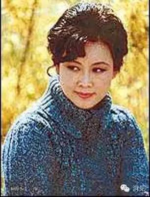 李谷一的父亲李世康老人是湖南师大教授,早年毕业于湖南大学,打网球