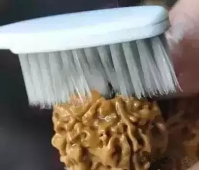 用蛋清在金刚开裂处涂鸡蛋清,棉签里面也要用缝隙涂满东莞鲜猪肉批发市场图片