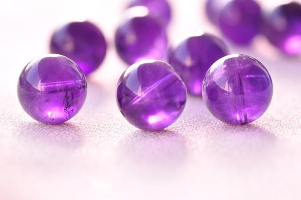 世上的女人都去戴紫水晶了