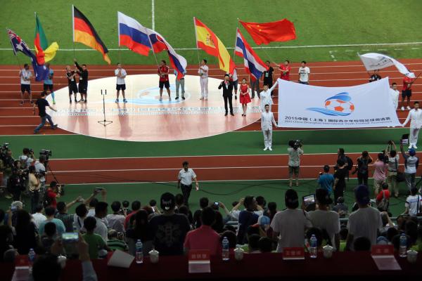 7月17日晚，上海，2015中国（上海）国际青少年校园足球邀请赛在上海源深体育中心进行决赛。 文内图均来自东方IC