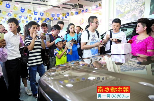 深圳横琴自贸区开卖进口车 男子提一袋钞票买