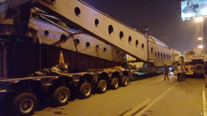 西电大型变压器已完成吊装 西二环封闭路段已放行(组图)