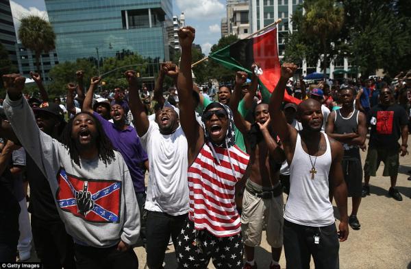 美国3K党与黑人组织对垒:烧邦联旗 行纳粹礼