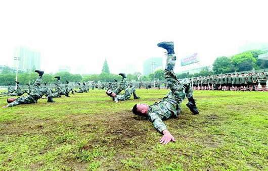 图文:20名应征青年军营体验当兵,退役士兵在次