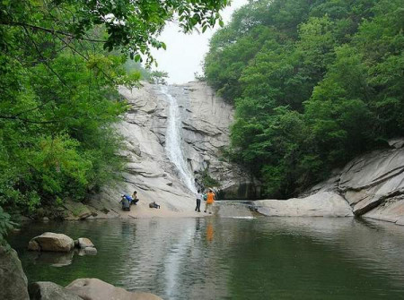 在河南信阳南湾湖上游,座落在信阳董家河乡张家湾境内的峡谷之中,有