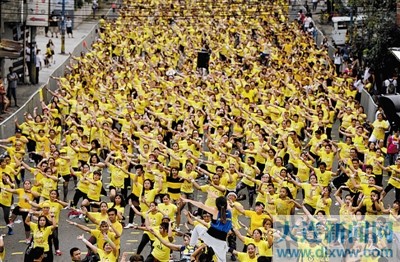 菲律宾:万人齐跳尊巴舞(图)