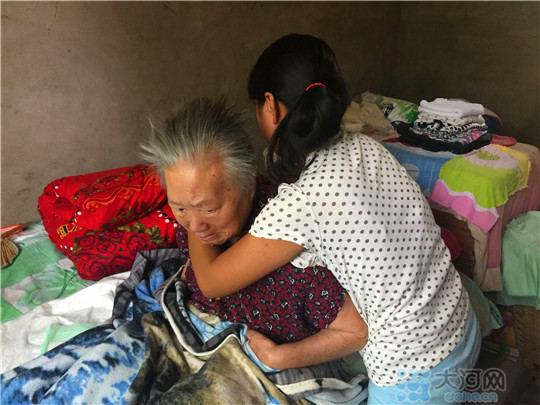 河南一养女照顾瘫痪奶奶8年 要带着奶奶嫁人