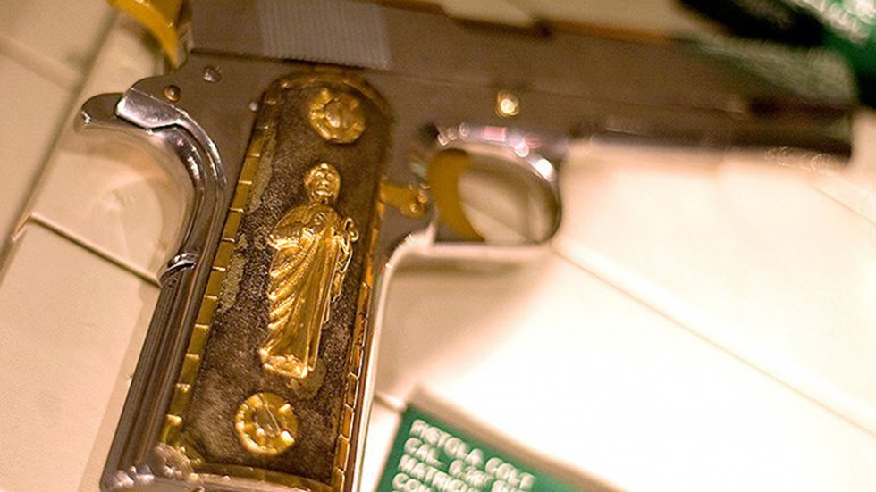 墨西哥越狱毒枭的奢侈收藏:狮子老虎黄金手枪
