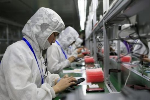 几名女工在位于上海市青浦区的一家生产智能手机零部件和整机的生产线上工作。