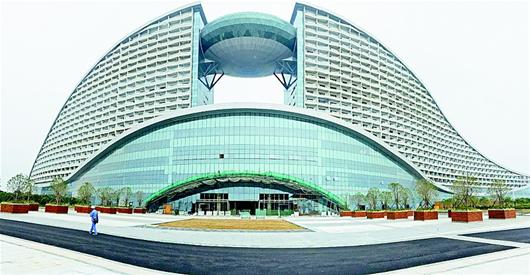 湖北日报讯 由武汉建工承建的武汉国博中心洲际酒店正加紧建设,预计