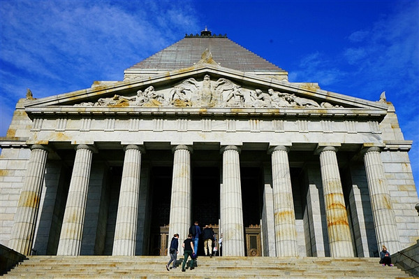 建筑风格在一定程度上参照了世界古代七大奇迹之一的摩索拉斯陵墓.