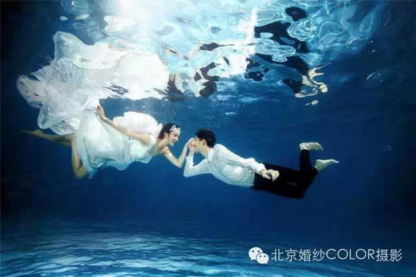 水中的婚纱照_水中倒影图片(3)