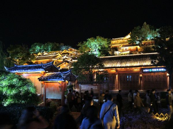 在大水车广场看狮子山夜景:灯光璀璨!