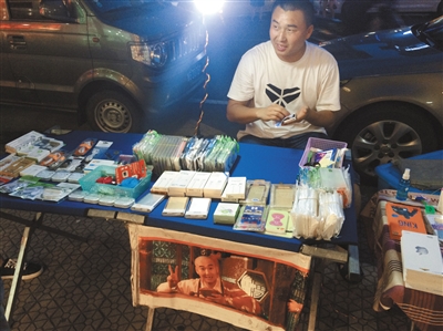 没有戏拍的时分,许振宾就在横店的大巷上摆一个手机贴膜的地摊。新京报记者 胡涵 摄