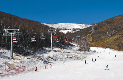 图为滑雪爱好者在位于河北省张家口市崇礼县的云顶滑雪场滑雪.