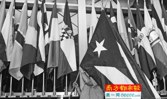 20日清晨4点摆布,在美国国务院正门大厅,一名作业人员预备插上古巴国旗。