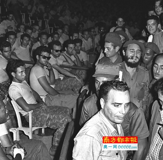 1961年4月,在古巴哈瓦那,菲德尔·卡斯特罗(抽雪茄者)加入猪湾事情公判大会。