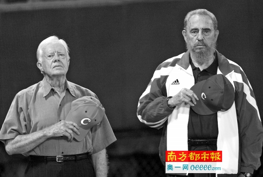 2002年5月14日,古巴哈瓦那,美国前总统卡特和古巴指导人菲德尔·卡斯特罗在棒球场凝听古巴国歌。
