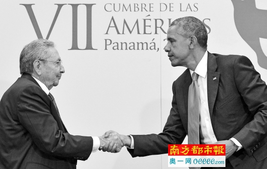 2015年4月11日,在巴拿马都城巴拿马城,美国总统奥巴马与古巴指导人劳尔·卡斯特罗接见会面。