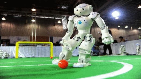 萌!机器人也踢足球比赛 全靠程序设定完成动作