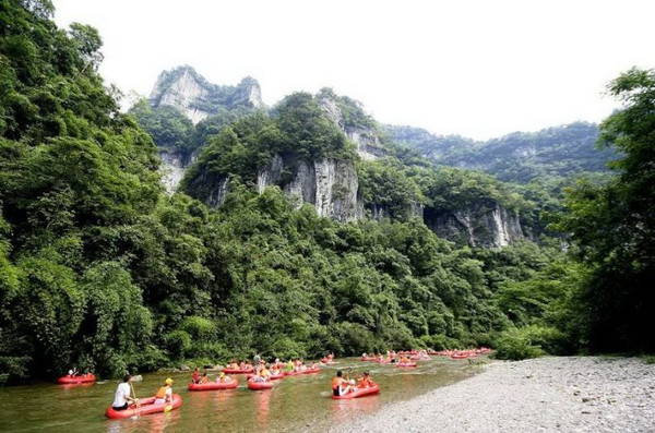 施秉县西北部,距县城2-19公里,系国家级舞阳河名胜风景区十大景区支流