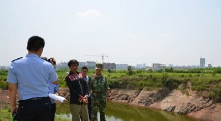 今年6月份,山东临沂临沭县一村民抗旱抽水时,在池塘底发现两具女尸