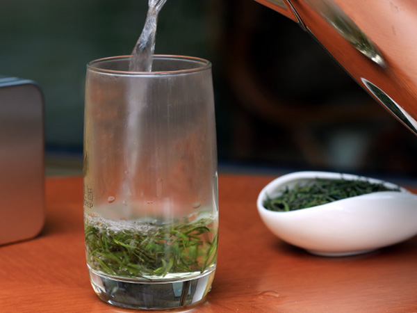 你真会冲泡绿茶吗?先放茶叶还是先倒水?