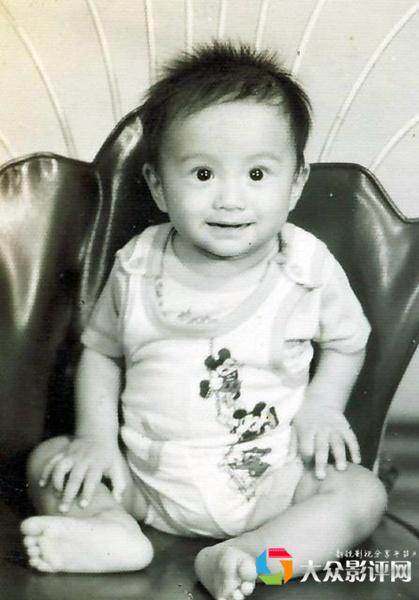 言承旭出生于1977年1月1日,小时候眼睛黑黝黝,圆溜溜也是萌萌哒