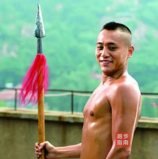 正文 为了满足《硬汉》对他的体形要求,刘烨短短几个月内长成了"肌肉
